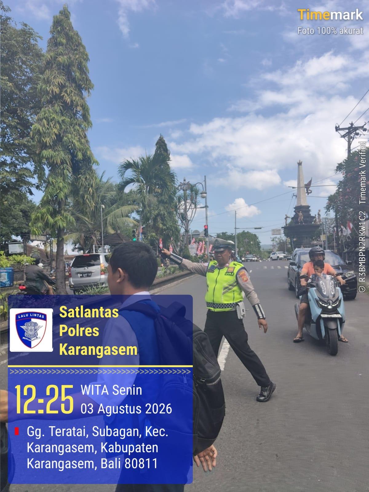 Anggota Lantas Polres Karangasem Laksanakan Penyebrangan Pelajar SMP N 2 Amlapura