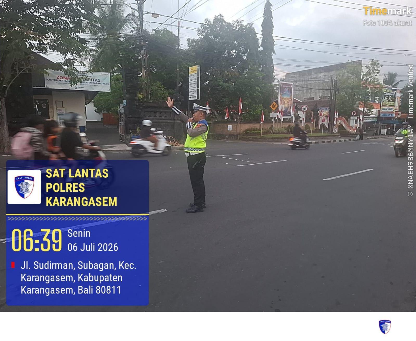 Personel Sat Lantas Polres Karangasem mengintensifkan penjagaan dan pengaturan arus lalu lintas di Simpang 3 Pesagi