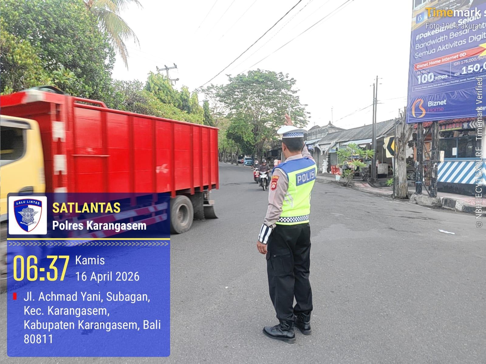 Unit Turjawali Sat Lantas melaksanakan Pengaturan dan Penjagaan di Pos 3 Patung Salak Jasri