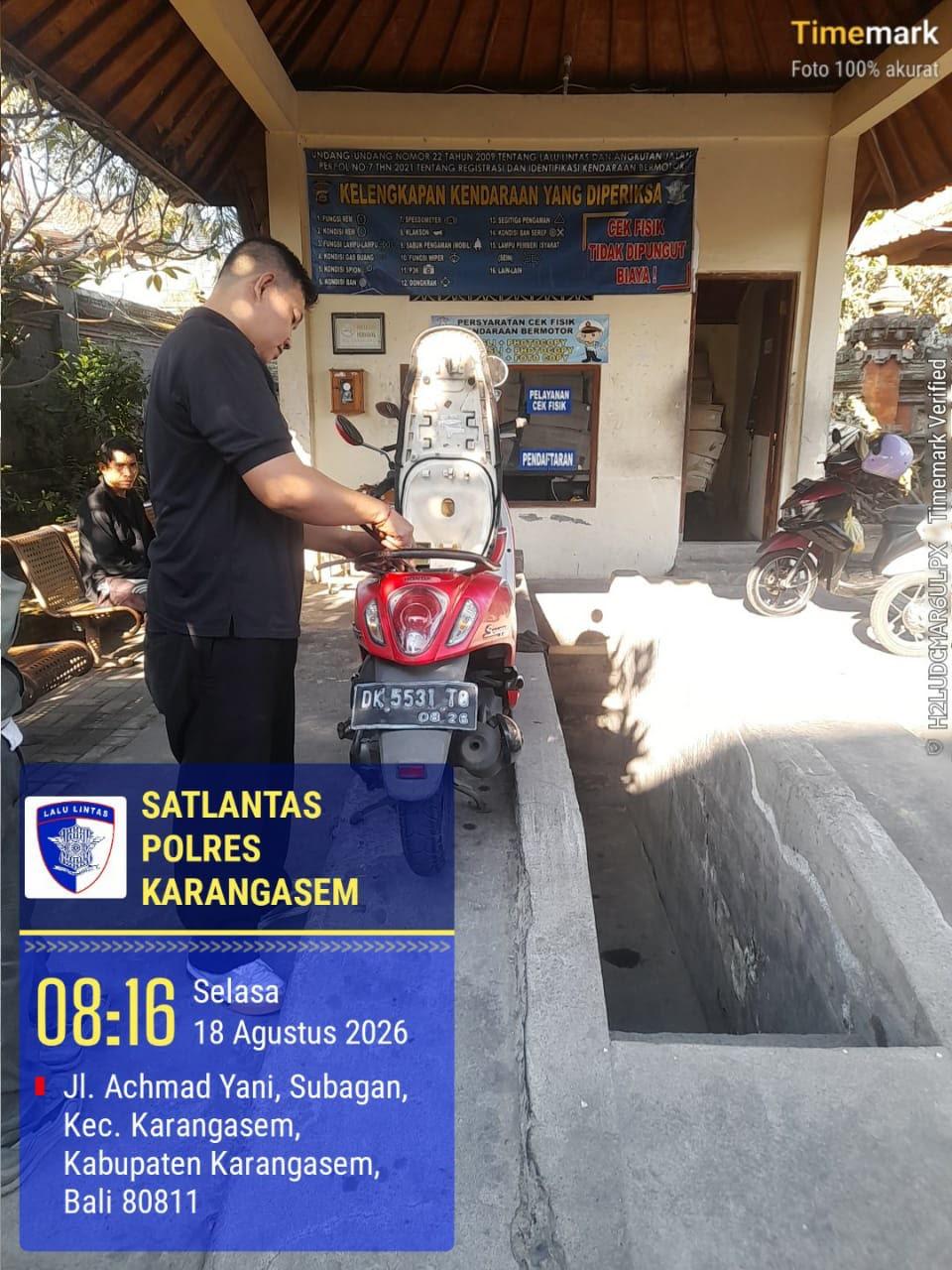 Pelayanan Gosok Mesin di Laksanakan Petugas Sat Lantas di SAMSAT Karangasem