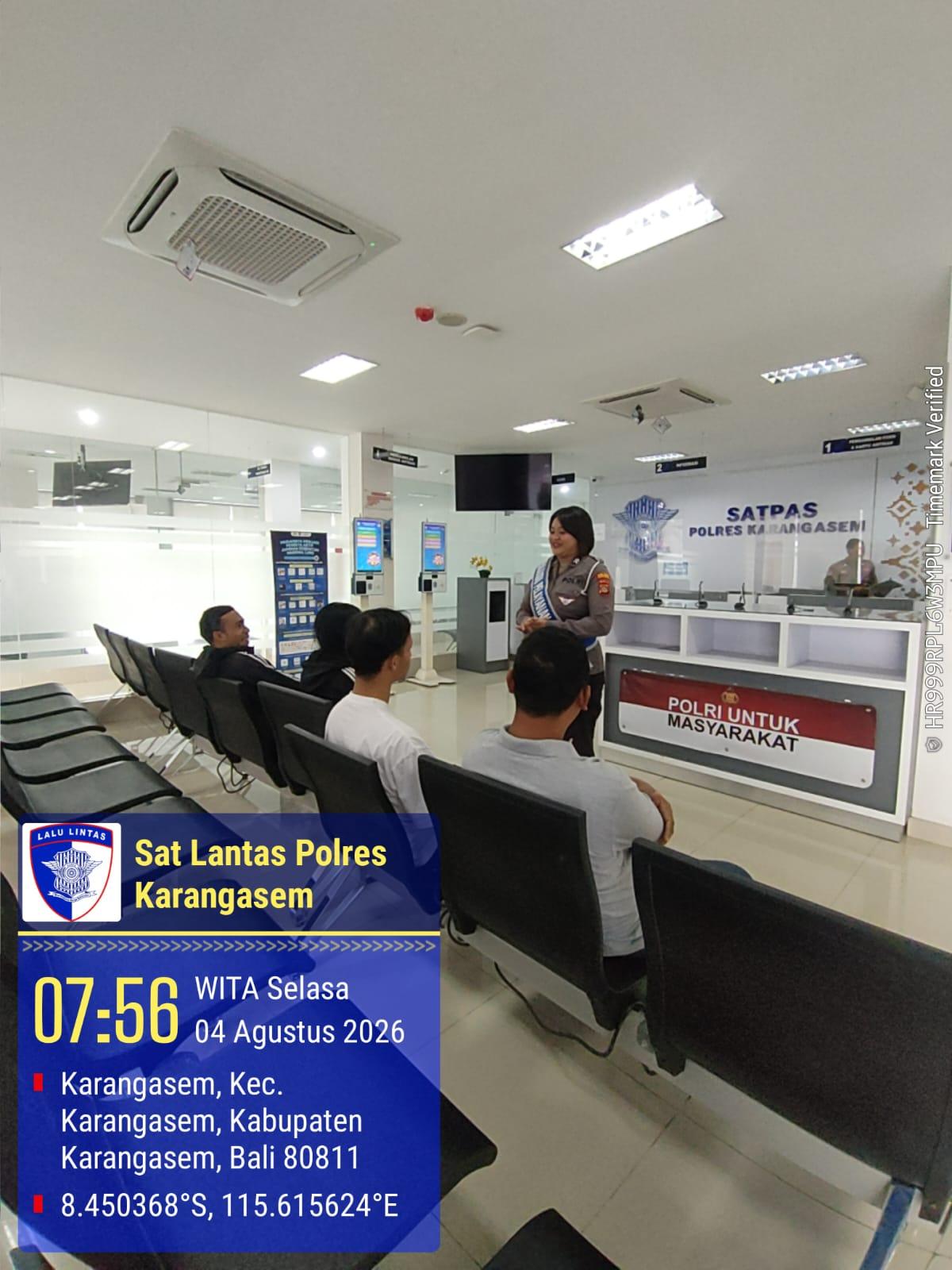 Polwan Polres Karangasem Berikan Pencerahan Tertib Berlalulintas Terhadap Pemohon SIM di Satpas Polres Karangasem