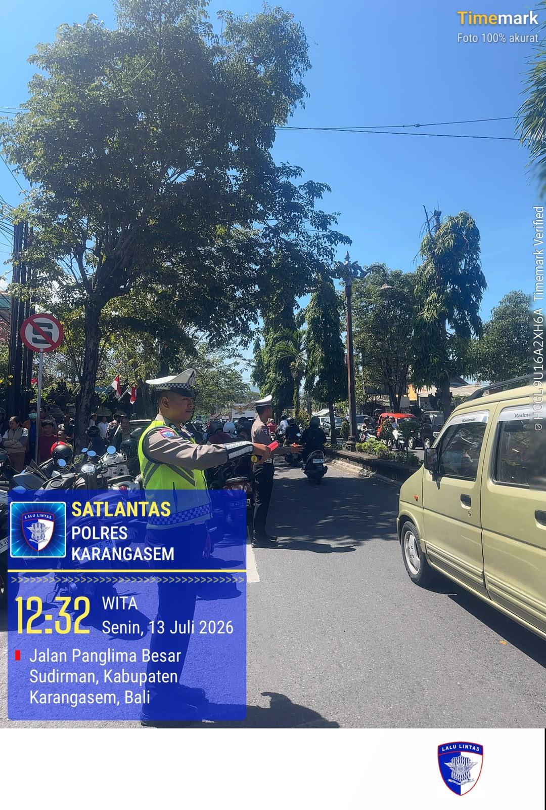 Masa Pengenalan Lingkungan Sekolah, Anggota Lantas Polres Karangasem Laksanakan Penyebrangan Pelajar SMP N 2 Amlapura