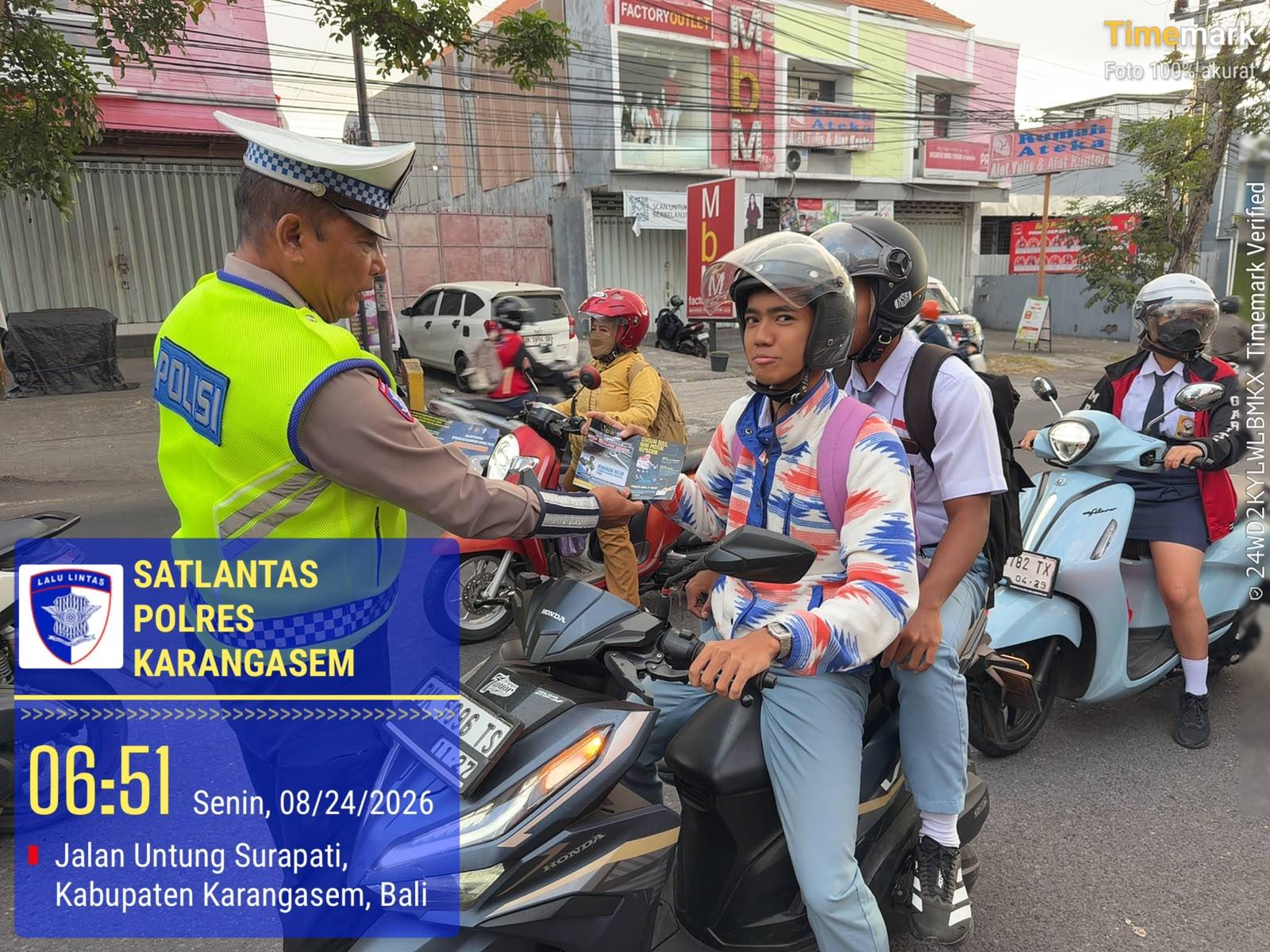Cegah Laka Lantas, Sat Lantas Polres Karangasem Bagikan Brosur dan Stiker Keselamatan Berkendara