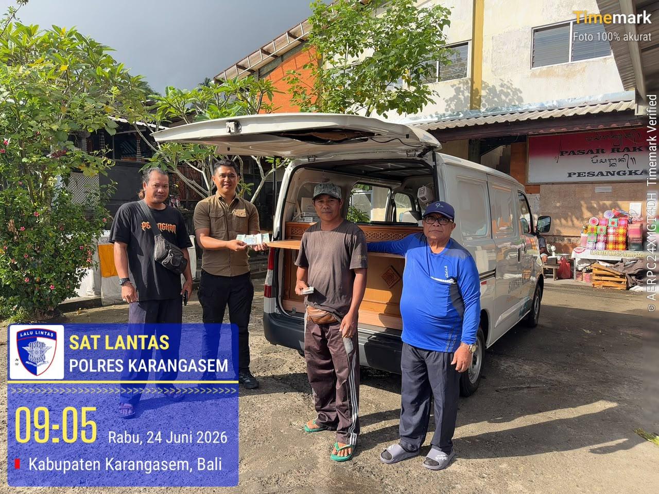 Sat Lantas Karangasem Berikan Pelayanan SAMSAT Keliling di Pasar Pesangkan Selat