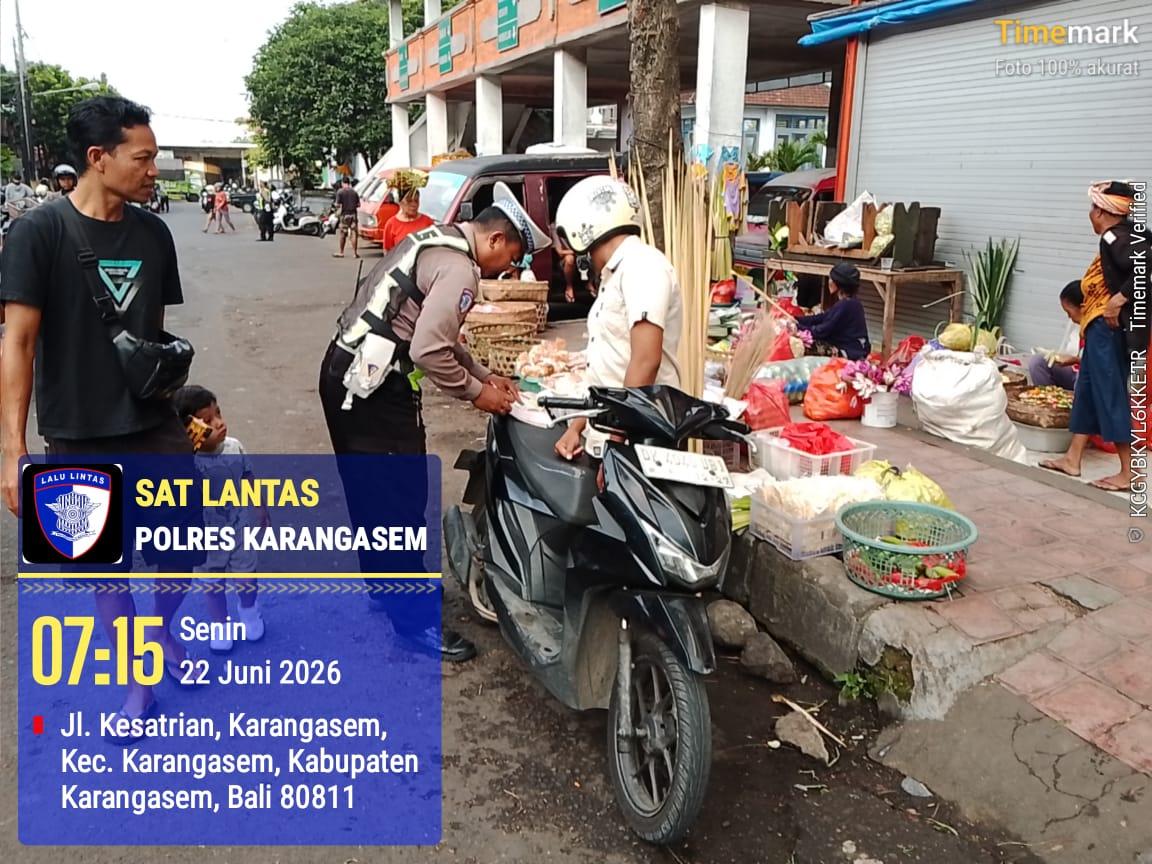 Berkendara Tanpa Komponen yang Lengkap, Satlantas Polres Karangasem Berikan Tilang Manual
