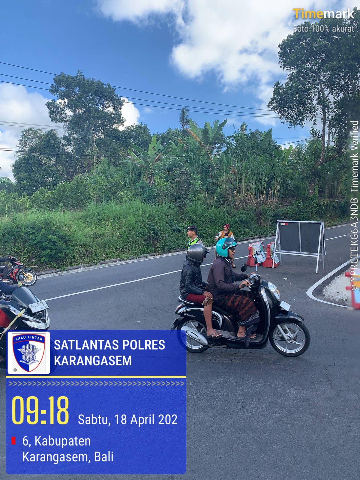 Satuan Lalulintas Polres Karangasem Laksanakan Pengamanan Ida Betara Turun Kabeh