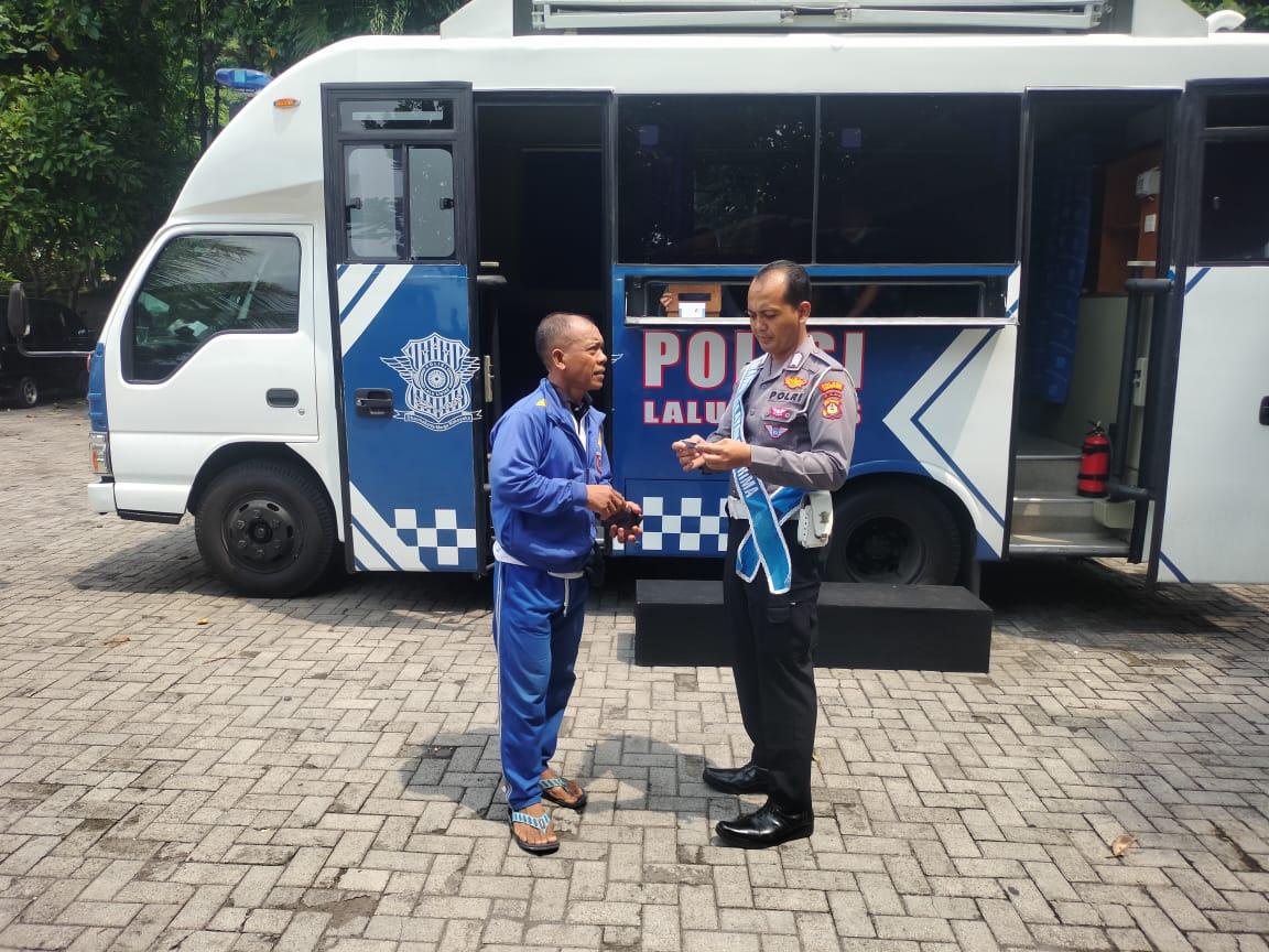 Tedun Banjar Polres Karangasem Berikan Pelayanan SIM dan SAMSAT Keliling