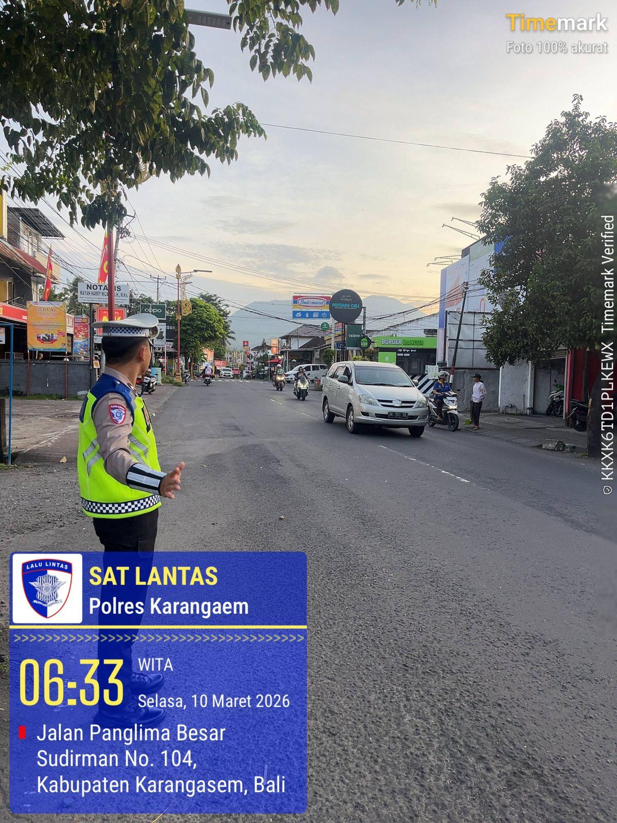 Pelayanan Prima Personil Lantas Dengan Melaksanakan Gatur Pagi Di Depan MAN Amlapura