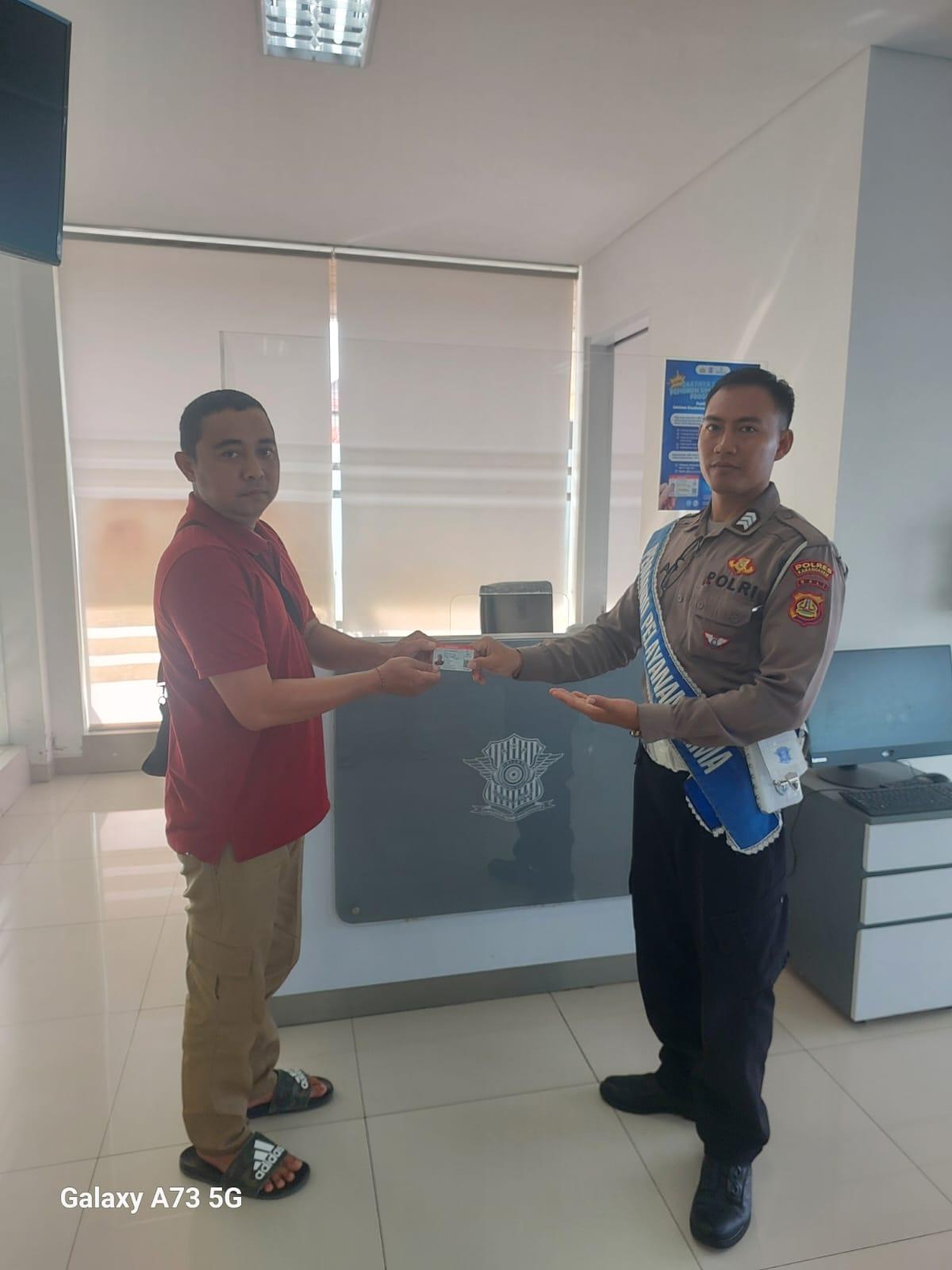 Penyerahan SIM terhadap pemohon SIM di Satpas Polres Karangasem
