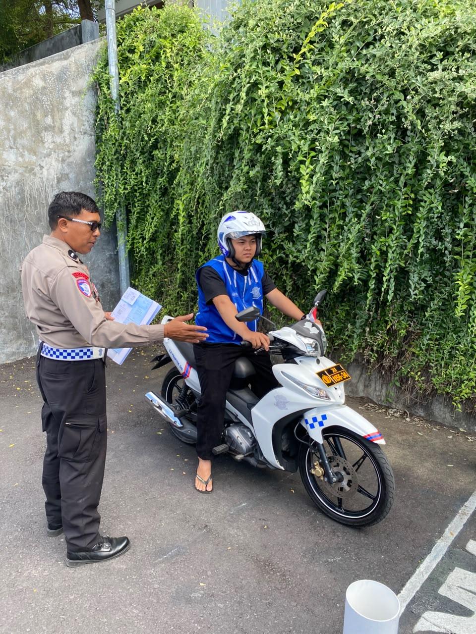 Pastikan Kelayakan dan Keselamatan Berkendara, Pemohon SIM Baru Jalani Uji Praktek di Polres Karangasem