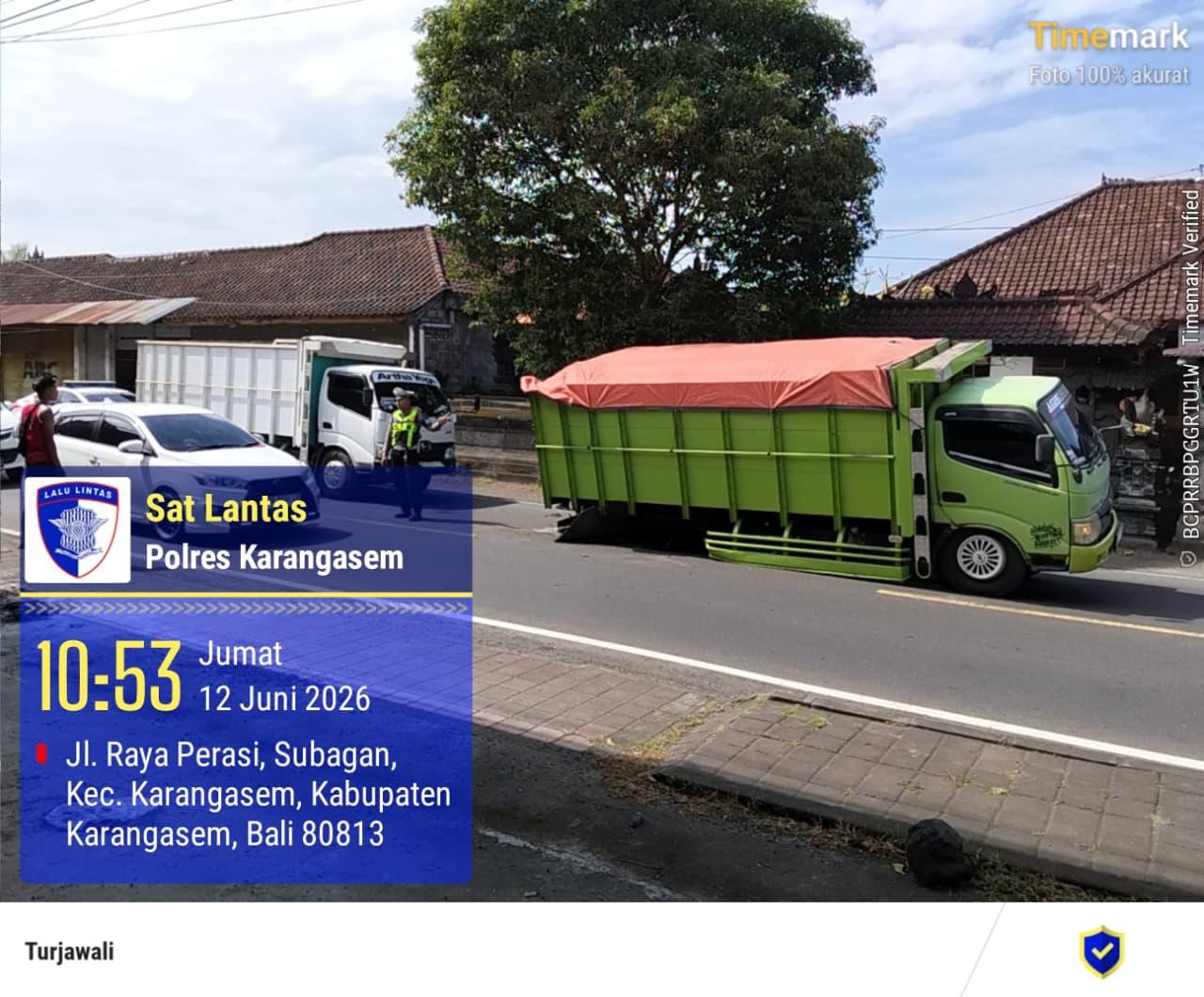 Truk Muatan Berat Patah As di Jalur Utama, Sat Lantas Sigap Urai Kemacetan di Jalan A. Yani