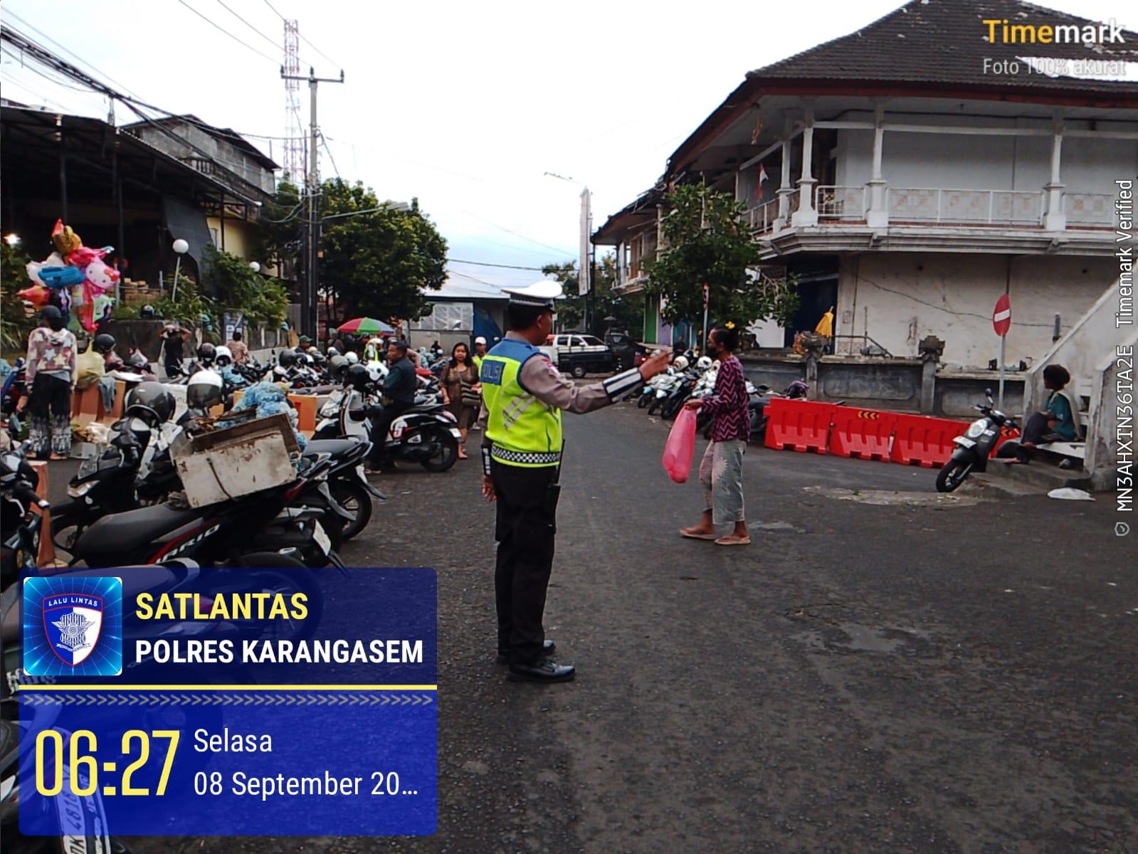 Pasar Timur Amlapura terpantau Landai Lancar dengan adanya Sat Lantas Polres Karangasem