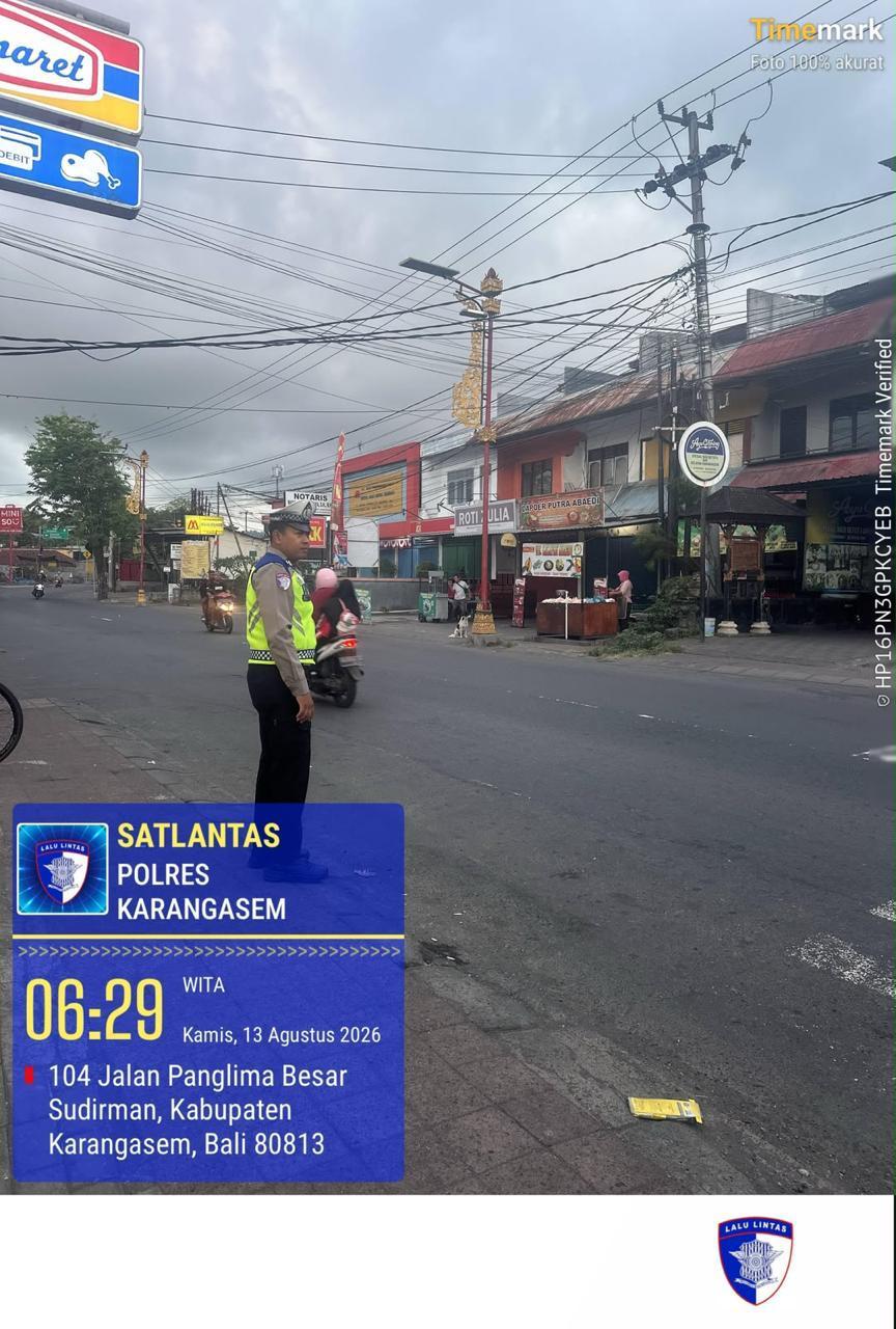 Personil Lantas Laksanakan Tugas Gatur Di BTN Taman Asri Karangasem Agar Arus Lalin Aman Lancar terkendali