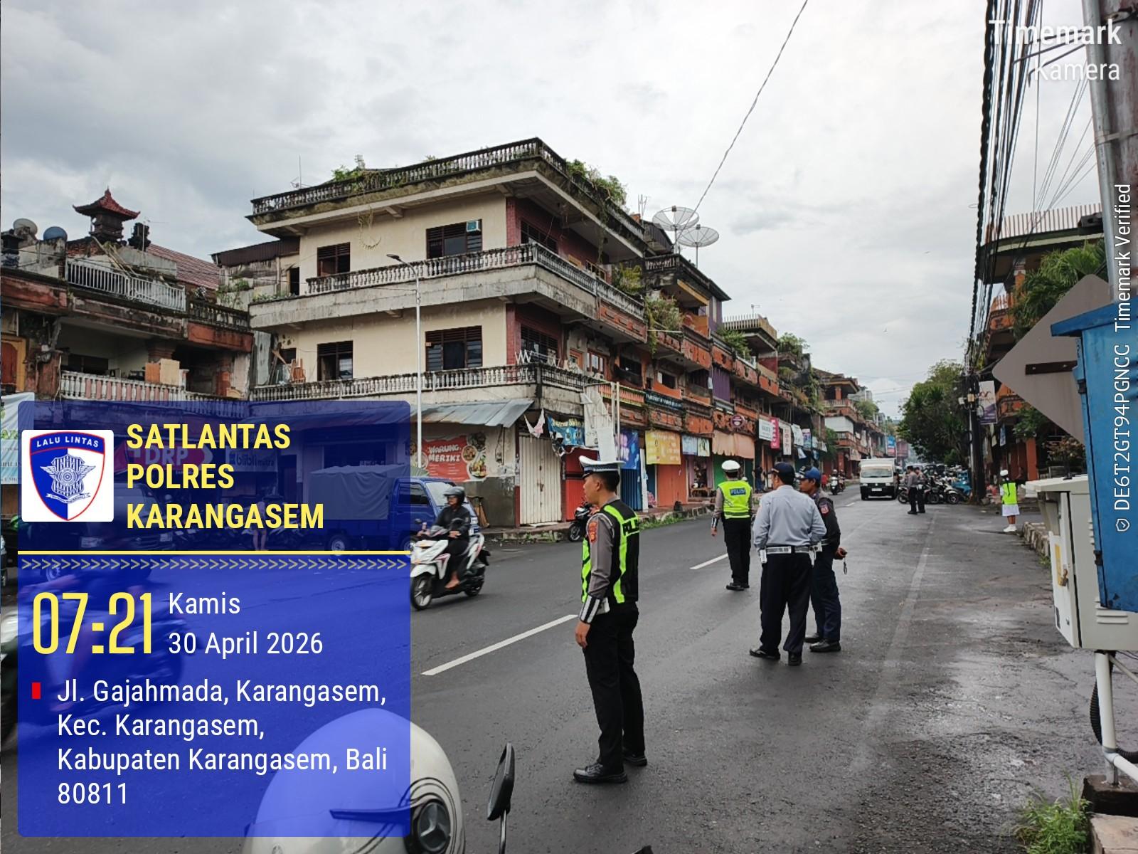 Sat Lantas Polres Karangasem Amankan Perpisahan SMA 3 Amlapura di depan UKM Center