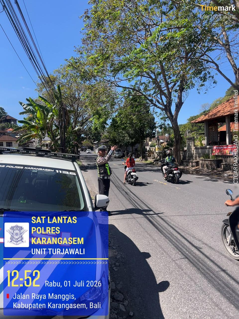 Atensi Truk Parkir SembaranganJalan Raya Bugbug sampai Candidasa, Sat Lantas Polres Karangasem Laksanakan Pengaturan dan Penjagaan