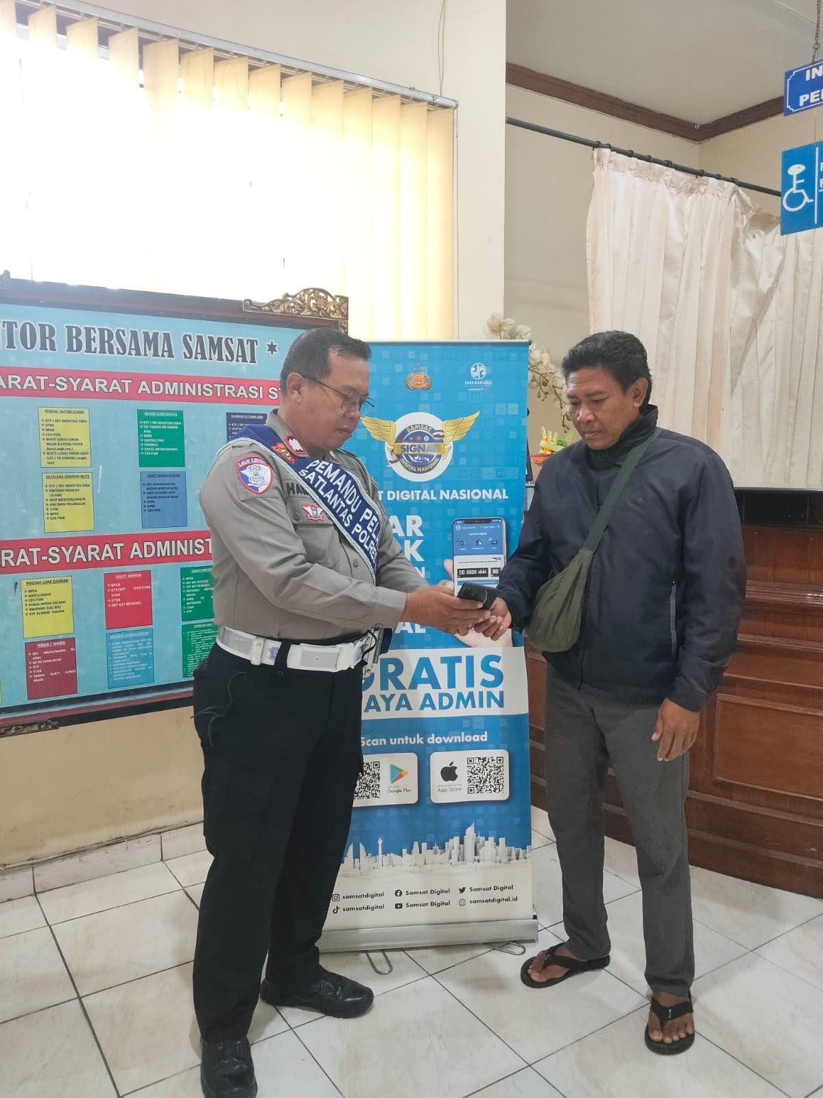 Polres Karangasem Ajak Masyarakat Gunakan Aplikasi SIGNAL untuk Bayar Pajak Kendaraan Secara Online