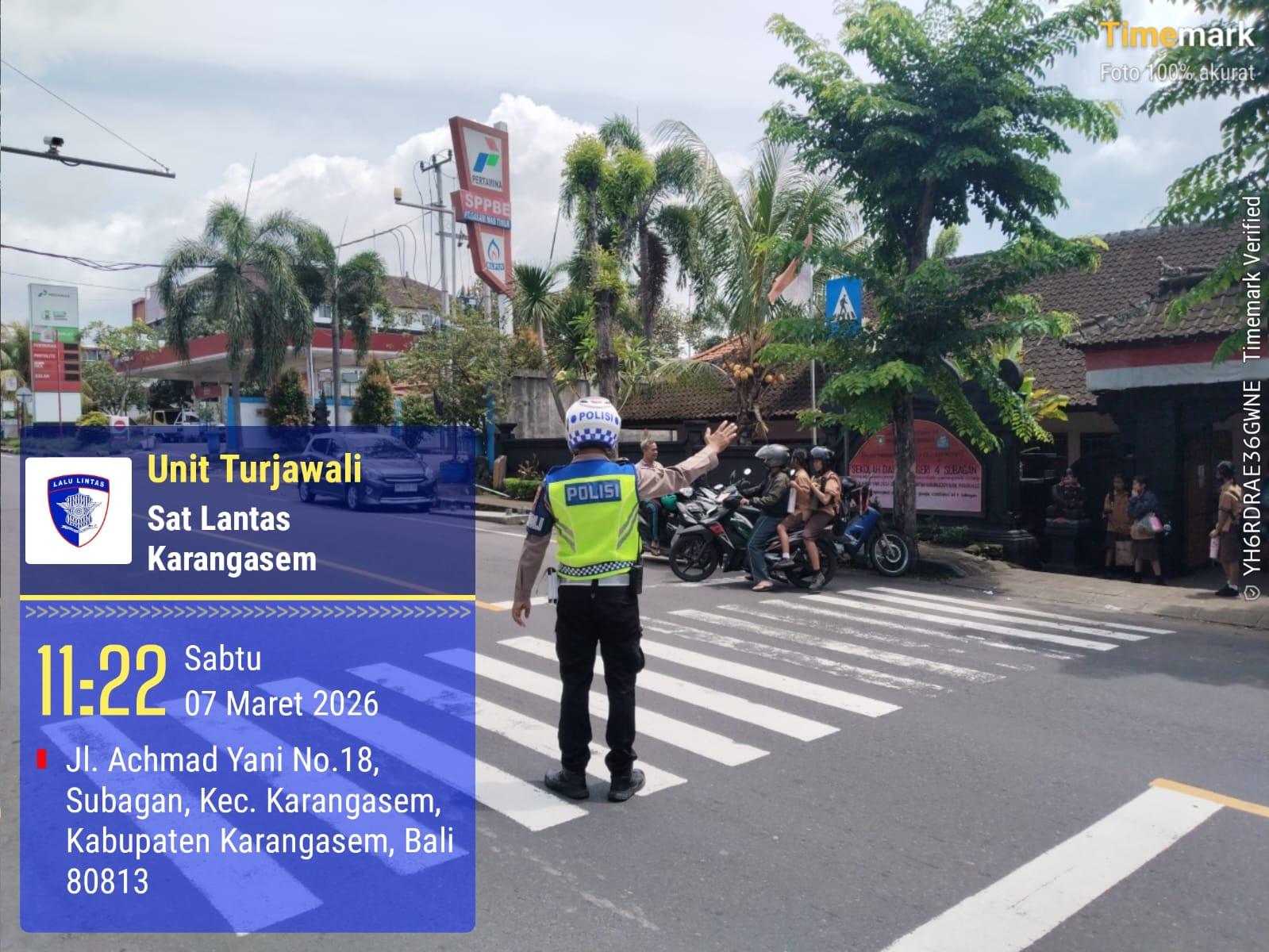 Polisi Sahabat Anak, Anggota Lantas Polres Karangasem Laksanakan Penyebrangan Pelajar SD Negeri 4 Subagan