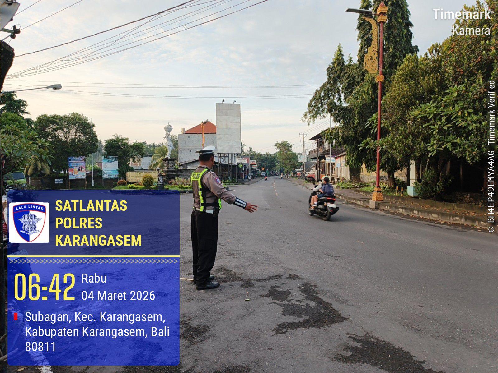 Unit Turjawali Sat Lantas melaksanakan Pengaturan dan Penjagaan di Pos 3 Patung Salak Jasri
