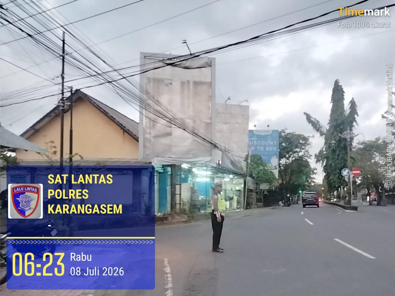 Personel Sat Lantas Polres Karangasem mengintensifkan penjagaan dan pengaturan arus lalu lintas di Simpang 3 Pesagi