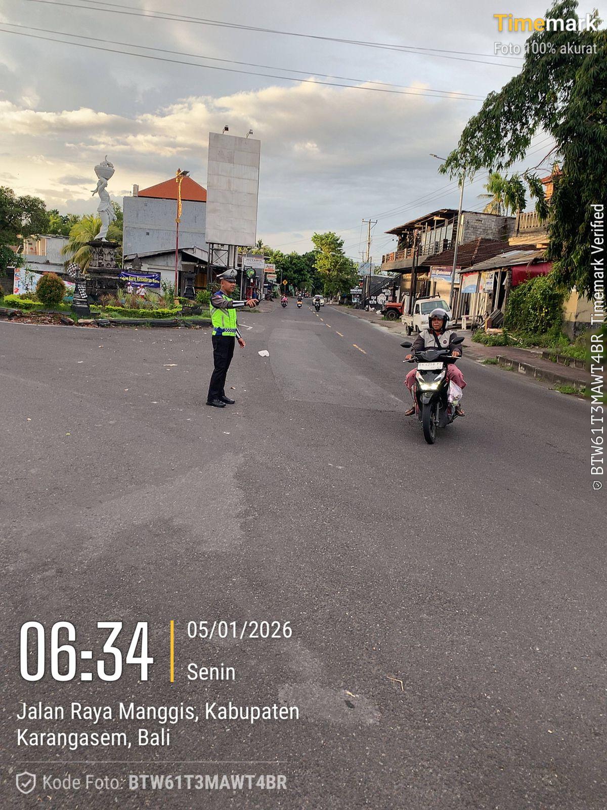 Unit Turjawali Sat Lantas melaksanakan Pengaturan dan Penjagaan di Pos 3 Patung Salak Jasri