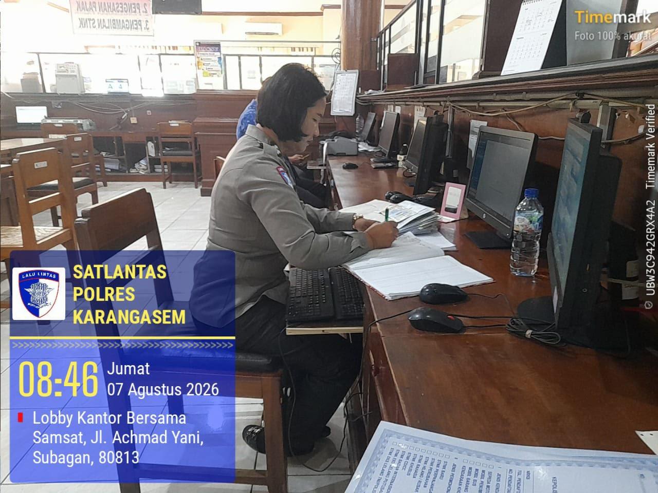 Sat Lantas Polres Karangasem Tingkatkan Pelayanan, Serahkan STNK Baru Secara Cepat dan Ramah