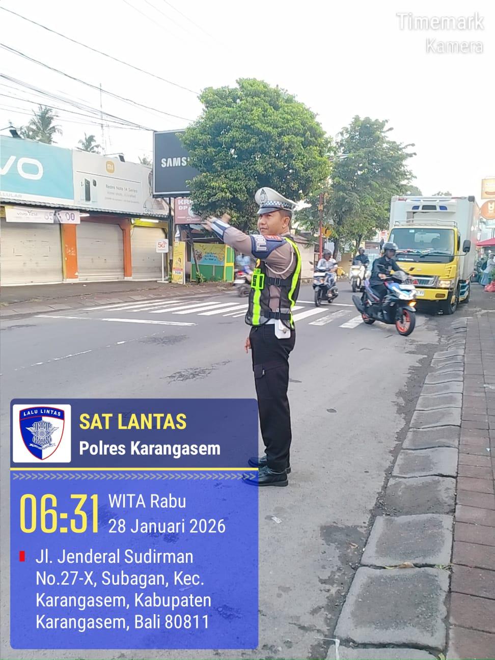 Personil Lantas Laksanakan Tugas Gatur Di BTN Taman Asri Karangasem Agar Arus Lalin Aman Lancar terkendali