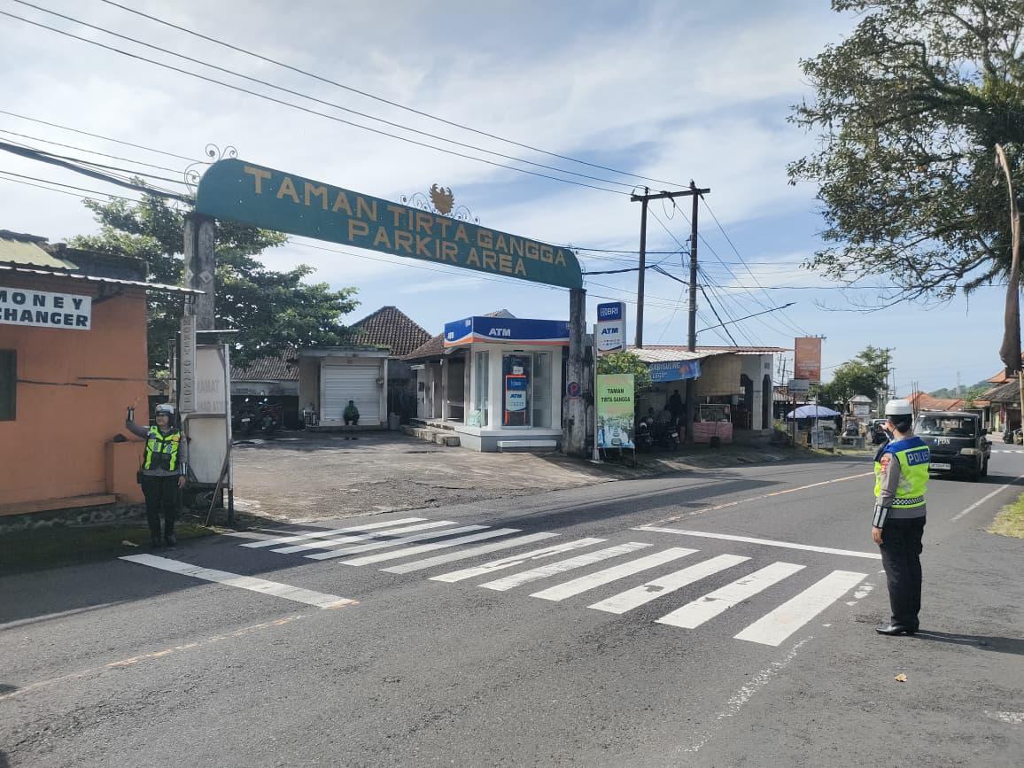 Sat Lantas Melaksanakan Pengamanan di Obyek Wisata Tirtagangga