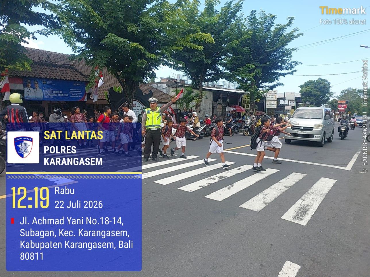 Laksanakan Pos Siang, Anggota Lantas Polres Karangasem Laksanakan Penyebrangan Pelajar SD Negeri 4 Subagan