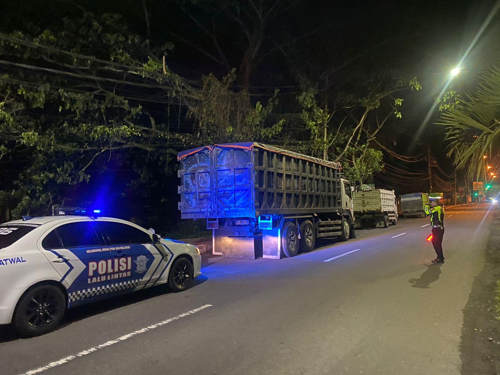 Unit Turjagwali Polres Karangasem Lakukan Patroli Blue Light Patrol dan Himbauan Parkir Truk