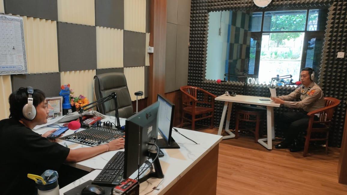 Unit Kamsel Satlantas Sosialisasikan Ops Zebra Agung 2025 secara langsung di Radio RGS FM