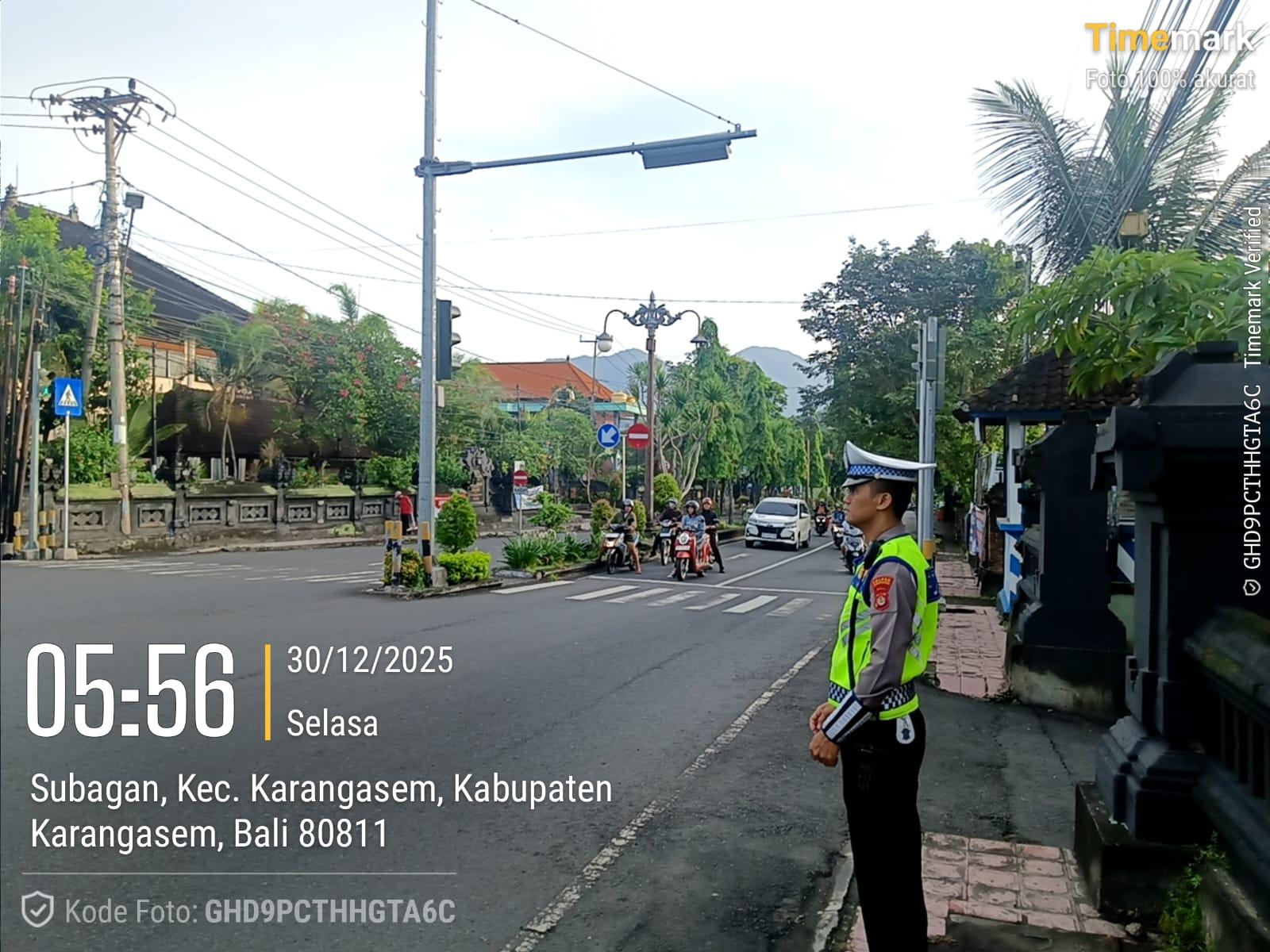 Agar Terciptanya Kelancaran Lalu Lintas Personil Lantas Melaksanakan Penjagaaan Dan Pengaturan di Ktl 2