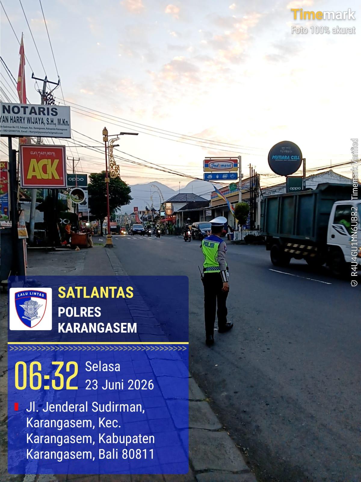 Anggota Lantas Polres Karangasem Laksanakan Gatur Pagi di Simpang Tiga BTN Taman Asri Karangasem