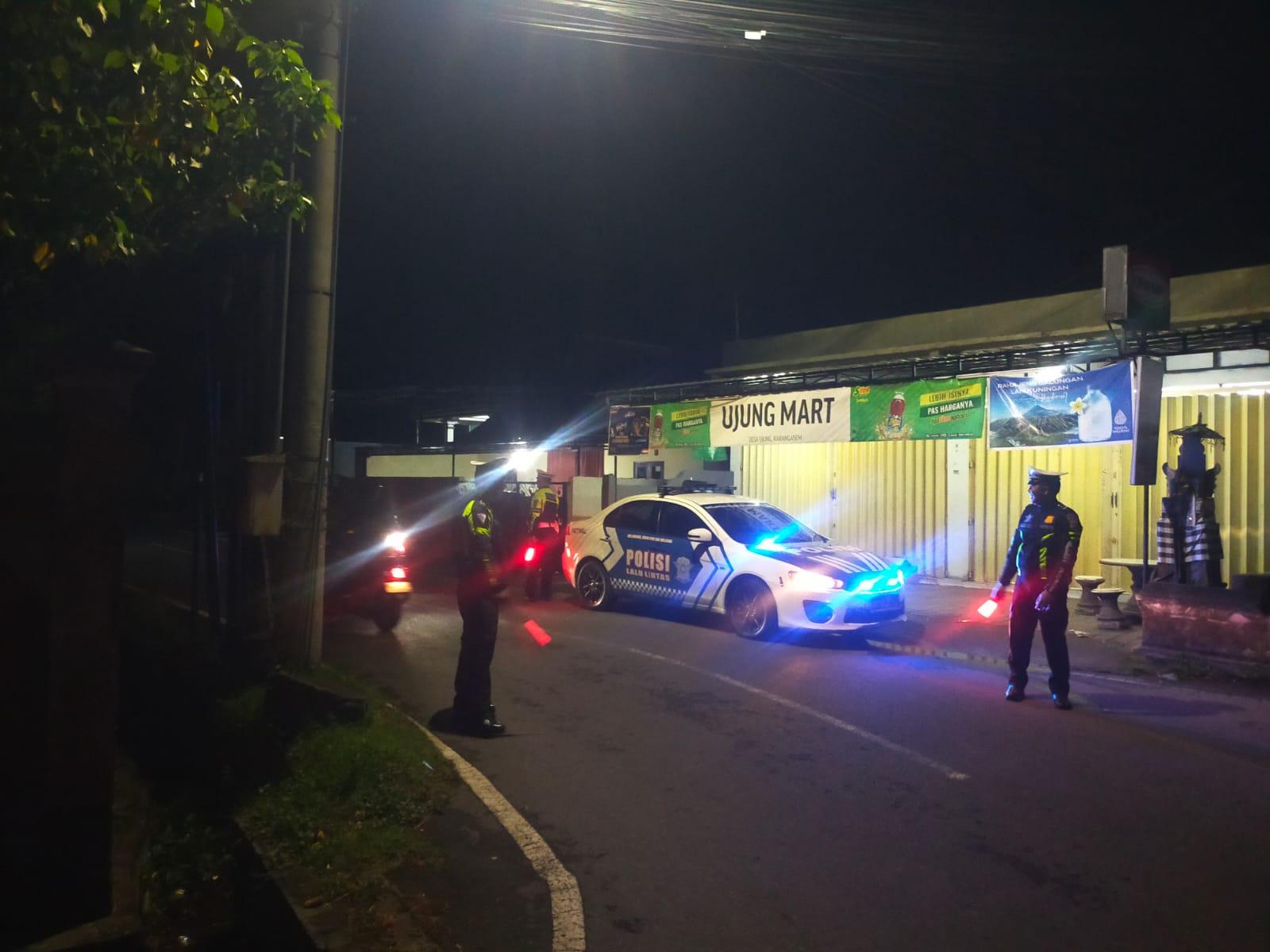 Satuan Lalulintas Polres Karangasem Melaksanakan Pengaturan Lalulintas Pada Malam hari
