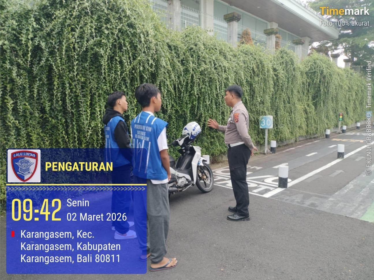 Pastikan Kelayakan dan Keselamatan Berkendara, Pemohon SIM Baru Jalani Uji Praktek di Polres Karangasem