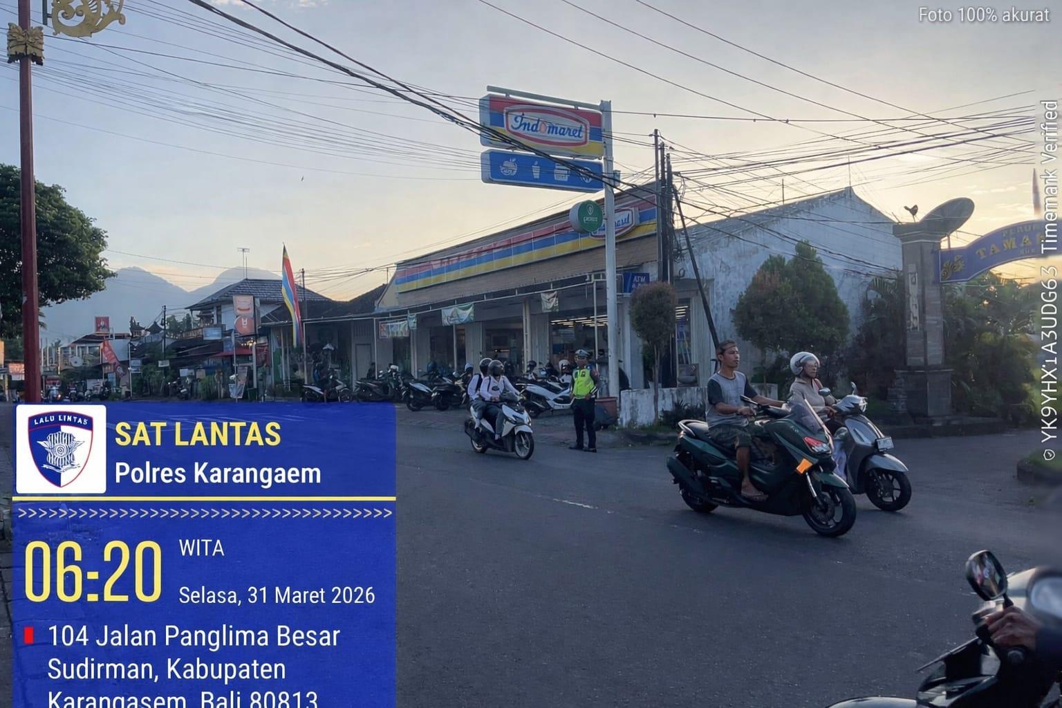 Anggota Lantas Polres Karangasem Laksanakan Gatur Pagi di Simpang Tiga BTN Taman Asri Karangasem   