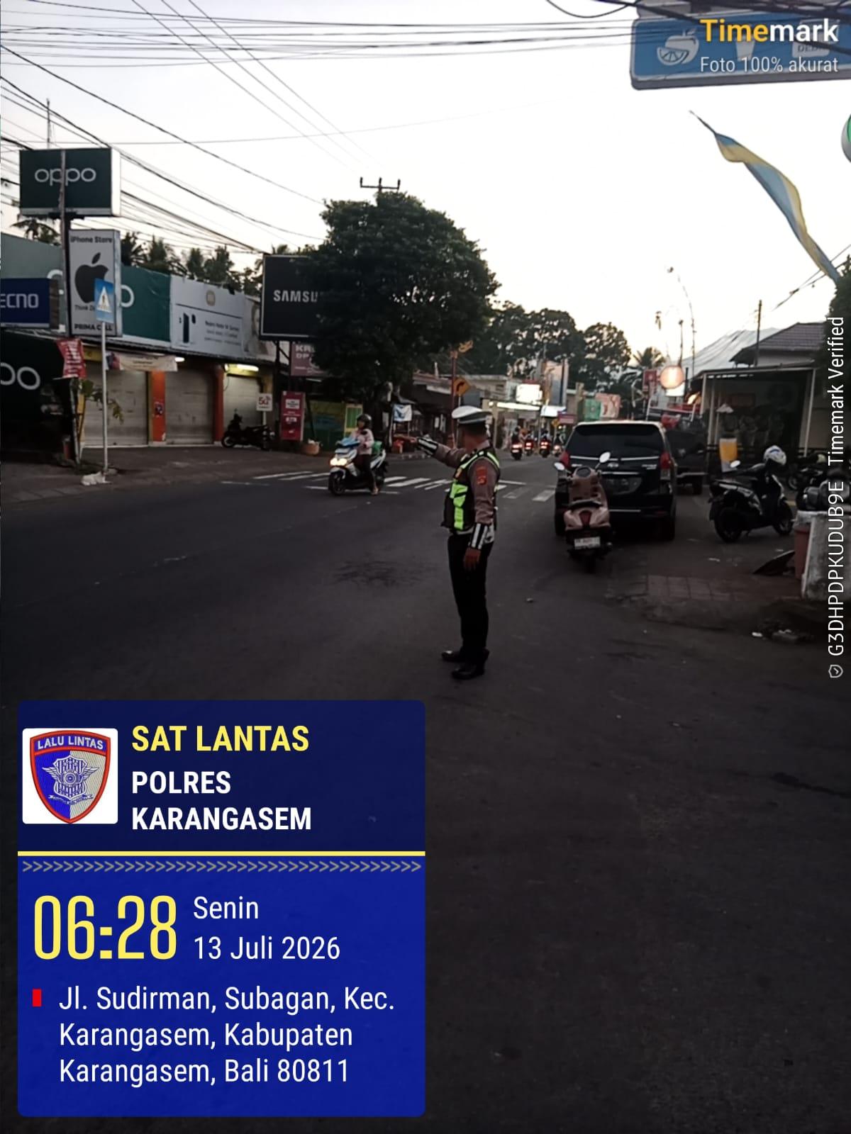 Anggota Lantas Polres Karangasem Laksanakan Gatur Pagi di Simpang Tiga BTN Taman Asri Karangasem