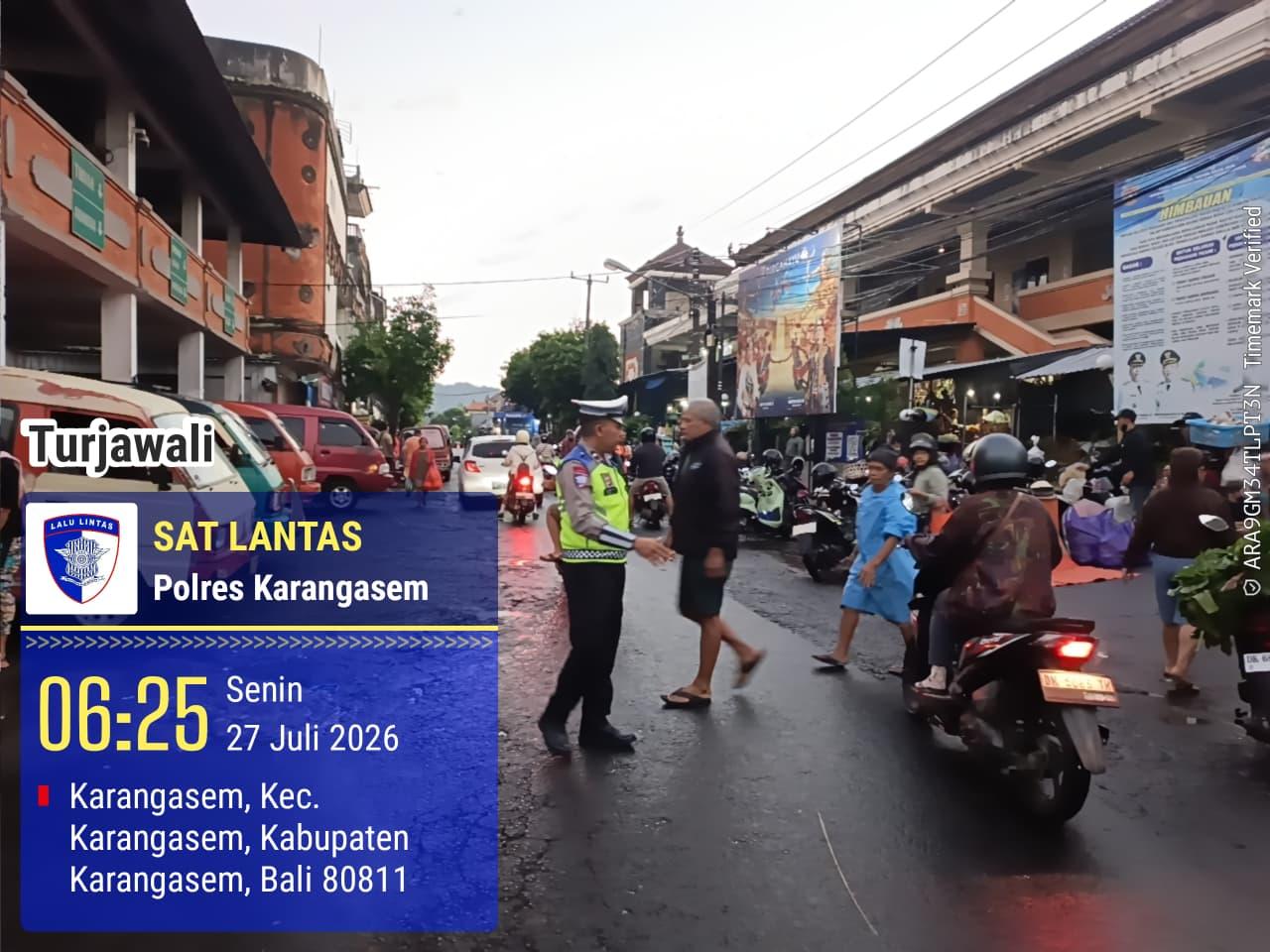 Utamakan Pejalan Kaki, Anggota Polres Karangasem Laksanakan Tugas Menyebrangkan Pejalan Kaki di Pasar Kesatriaan Amlapura