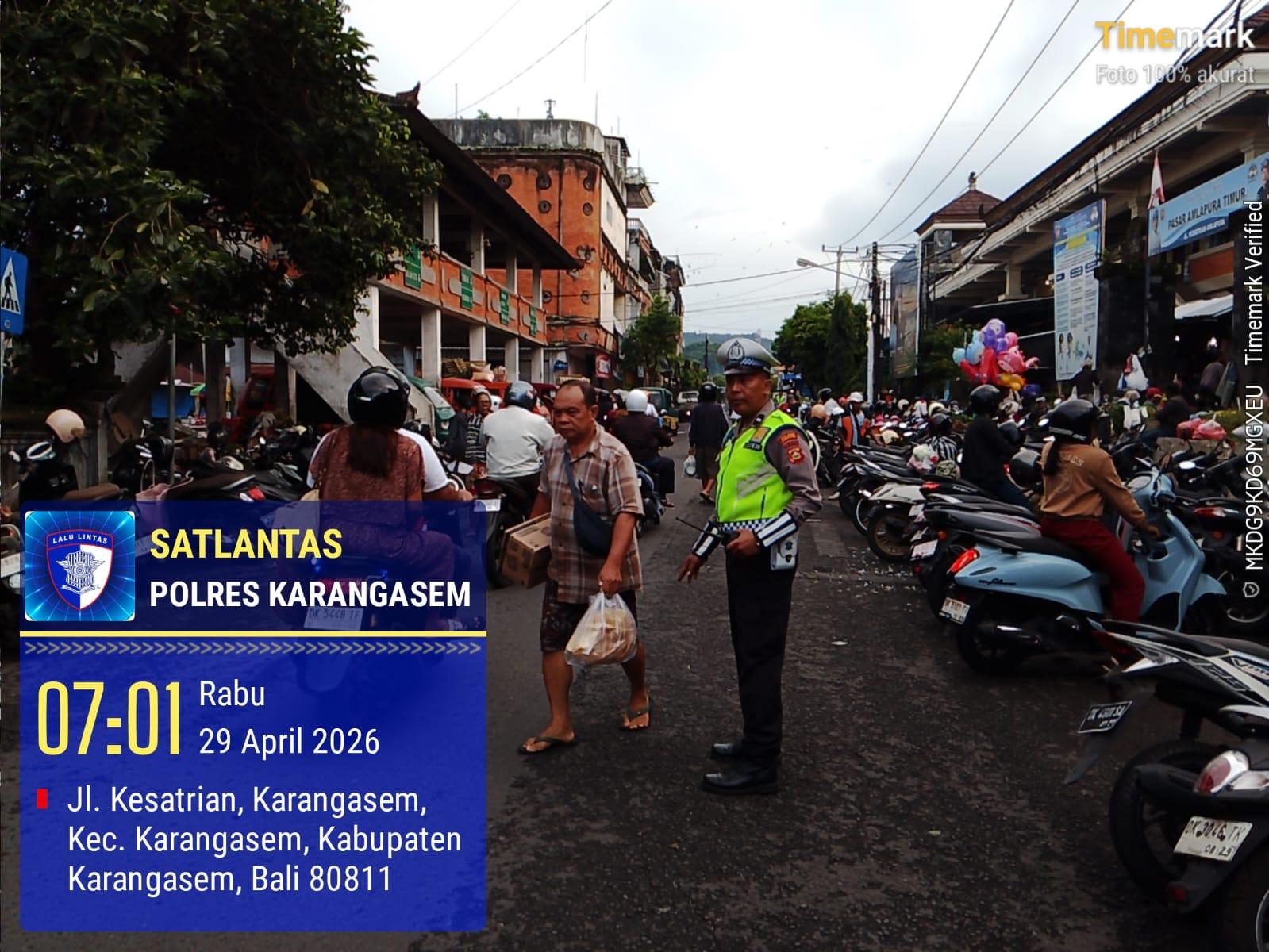 Pasar Timur Amlapura terpantau Landai Lancar dengan adanya Sat Lantas Polres Karangasem