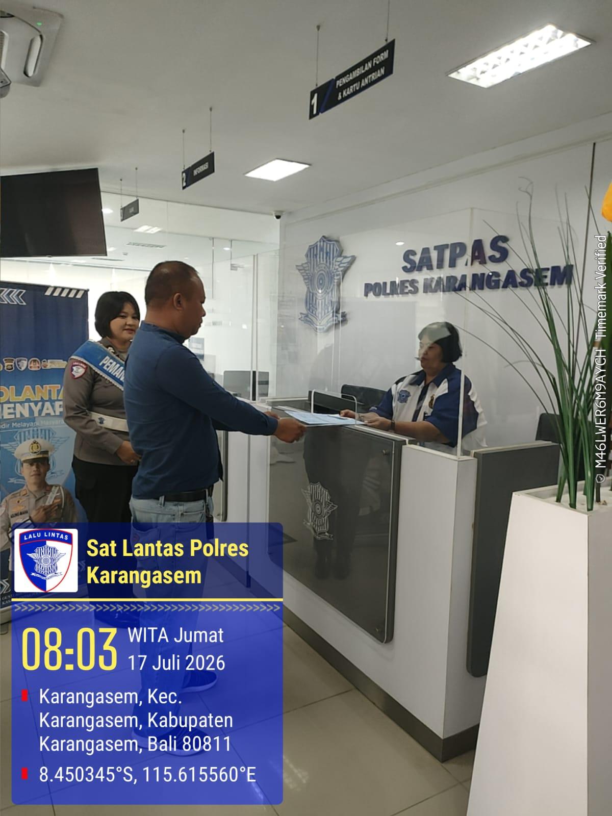 Penyerahan terhadap pemohon SIM di Satpas Polres Karangasem