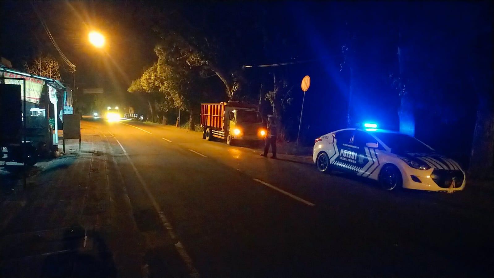 Unit Turjagwali Polres Karangasem Lakukan Patroli Blue Light Patrol dan Himbauan Parkir Truk