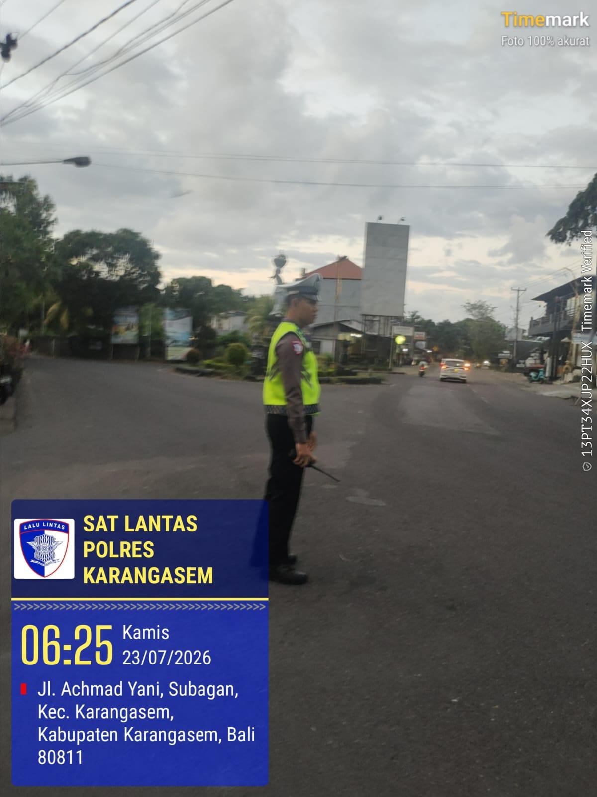 Unit Turjawali Sat Lantas melaksanakan Pengaturan dan Penjagaan di Pos 3 Patung Salak Jasri