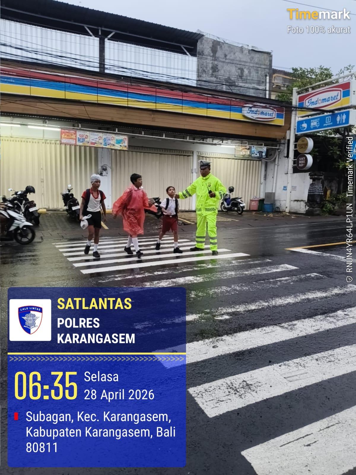 Cegah Kecelakaan Anak Sekolah Personil Lantas Laksanakan Penyebrangan di SD Negeri 1 Subagan,