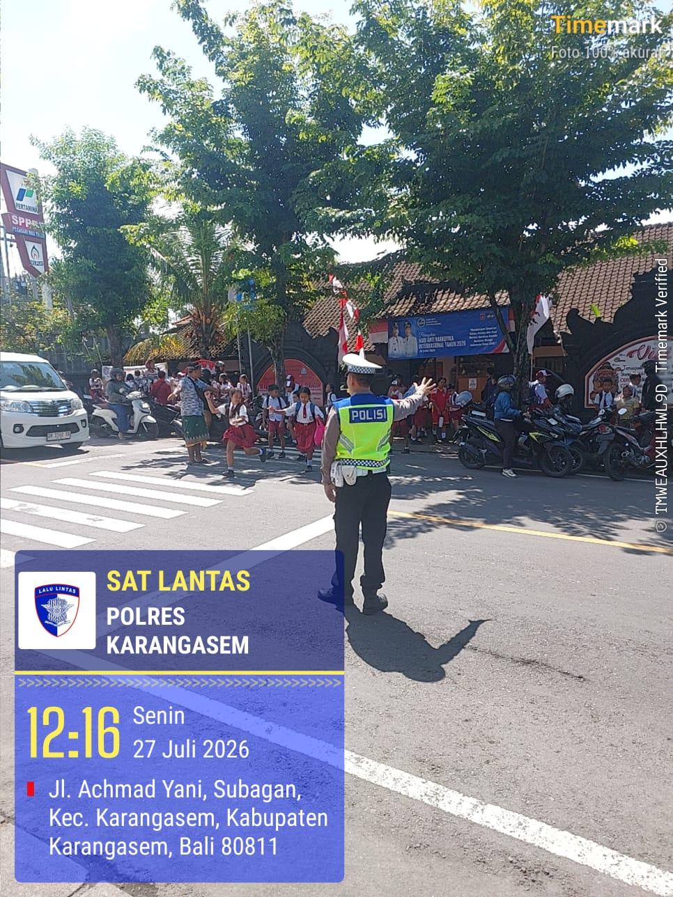 Anggota Lantas Polres Karangasem Laksanakan Penyebrangan Pelajar SD Negeri 4 Subagan
