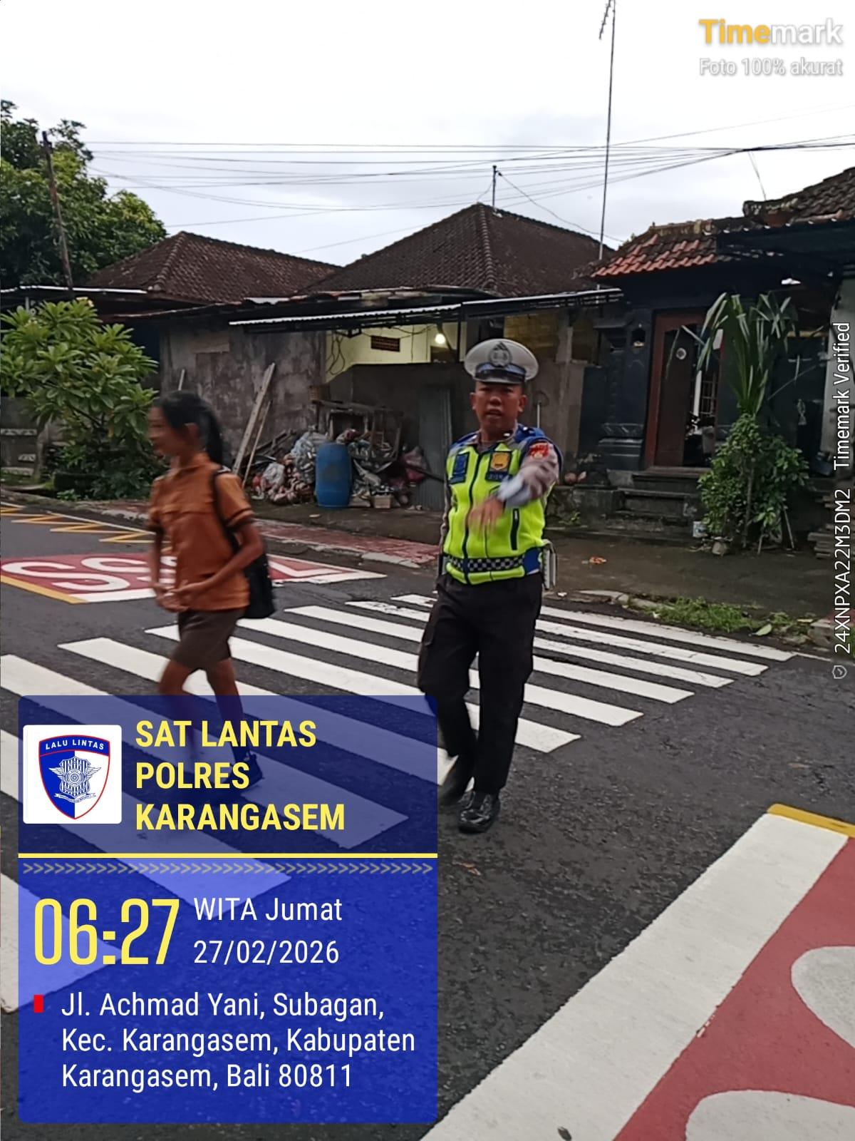 Cegah Kecelakaan Anak Sekolah Personil Lantas Laksanakan Penyebrangan di SD Negeri 1 Subagan