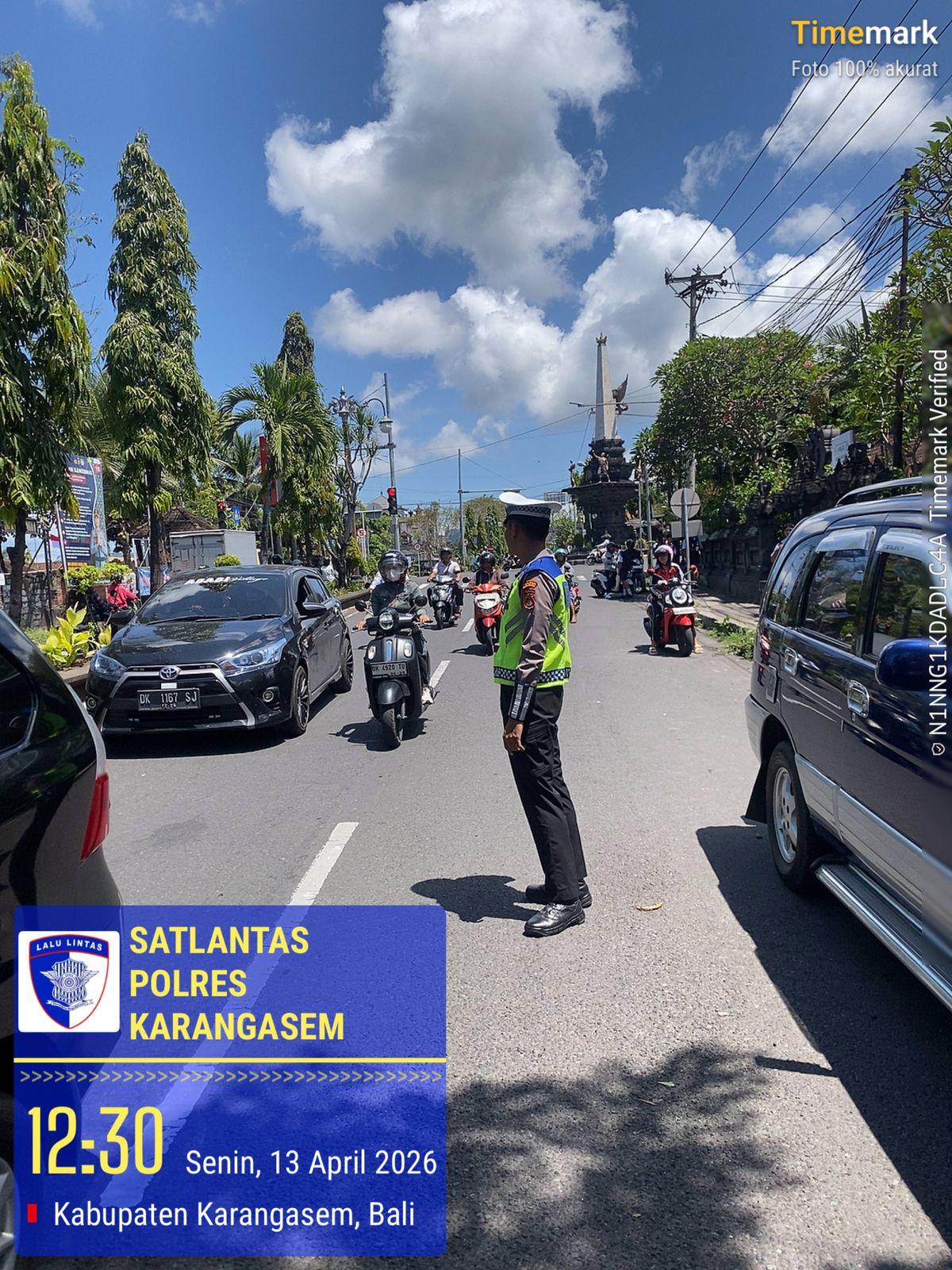 Anggota Lantas Polres Karangasem Laksanakan Penyebrangan Pelajar SMP N 2 Amlapura