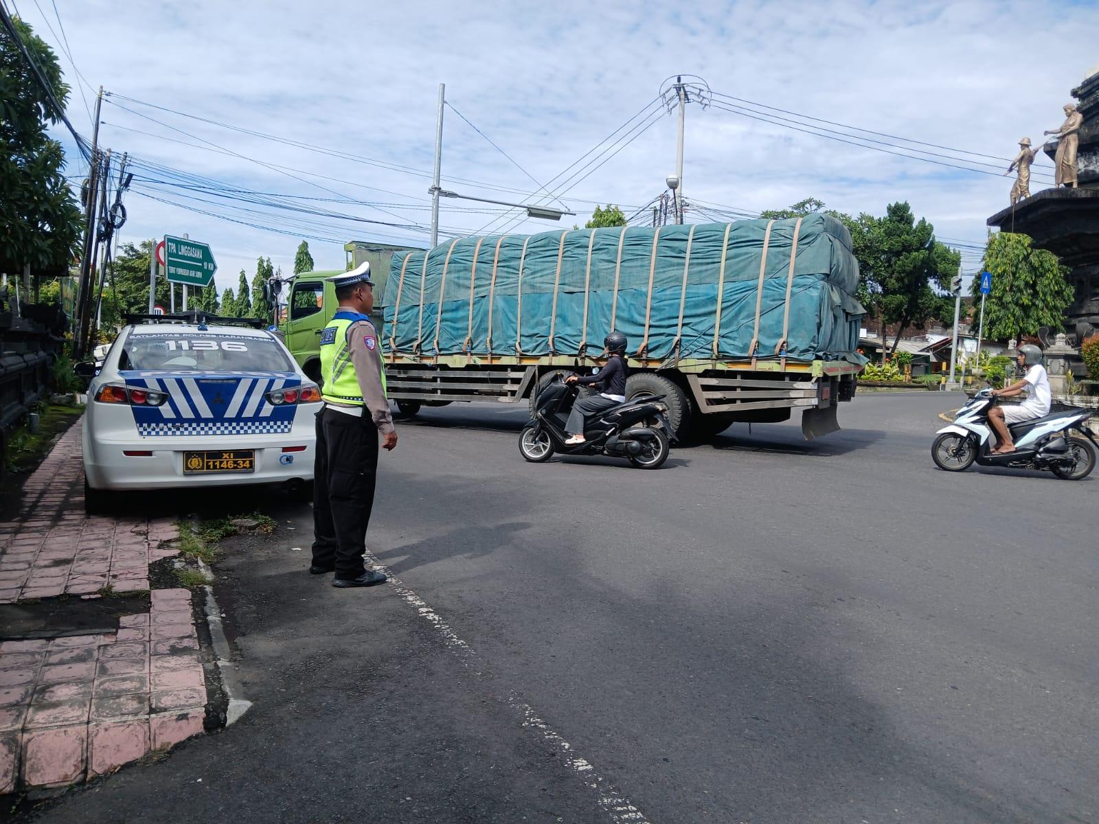 Agar Terciptanya Kelancaran Lalu Lintas Personil Lantas Melaksanakan Penjagaaan Dan Pengaturan di Ktl 2