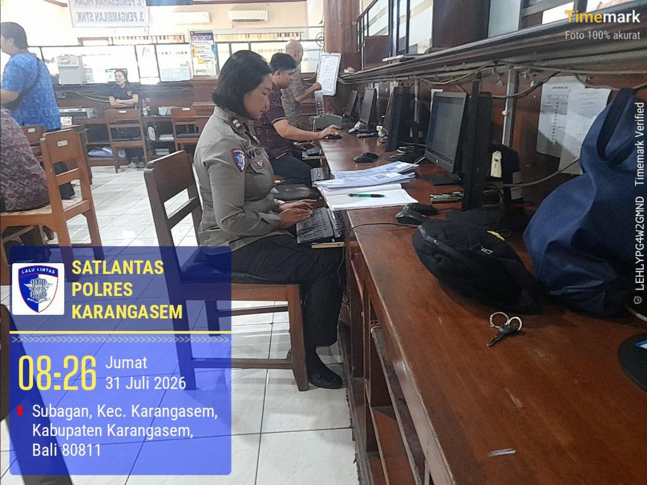 Sat Lantas Polres Karangasem Tingkatkan Pelayanan, Serahkan STNK Baru Secara Cepat dan Ramah