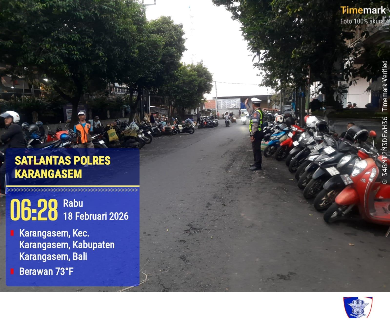  Utamakan Pejalan Kaki, Anggota Polres Karangasem Laksanakan Tugas Menyebrangkan Pejalan Kaki di Pasar Kesatriaan Amlapura