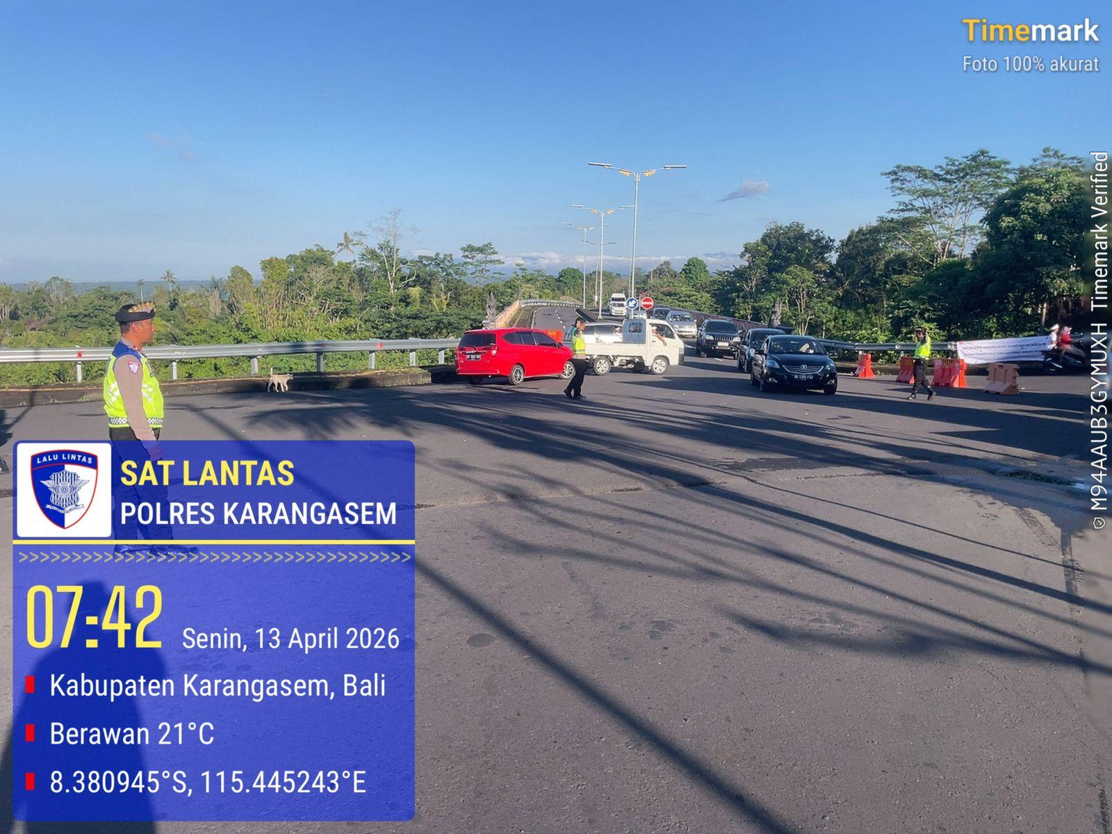 Satuan Lalulintas Polres Karangasem Laksanakan Pengamanan Ida Betara Turun Kabeh