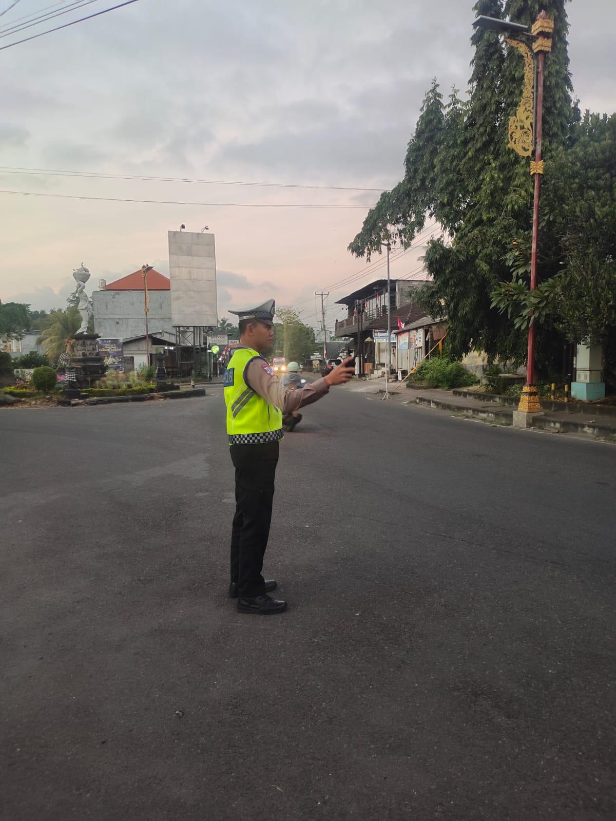Unit Turjawali Sat Lantas melaksanakan Pengaturan dan Penjagaan di Pos 3 Patung Salak Jasri